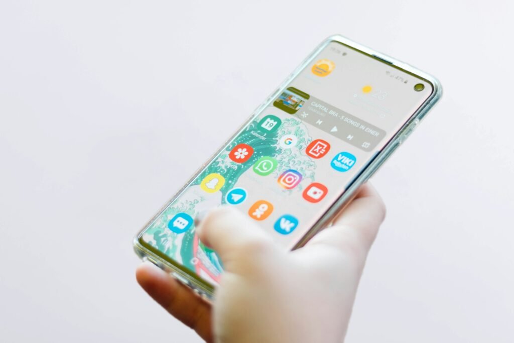 A Samsung Galaxy phone held in hand, illustrating the One UI 9 Android 17 update reaching Galaxy S26 owners in the US
