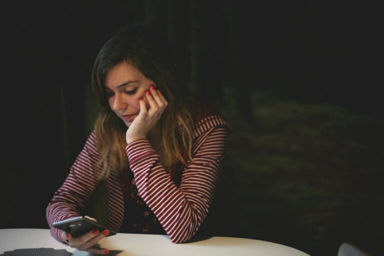 Woman holding an Android smartphone, the kind of phone you can set up for Emergency SOS